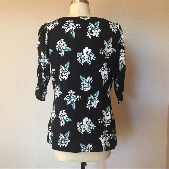 White House | Black Market Keyhole Top - Picture 3 of 6